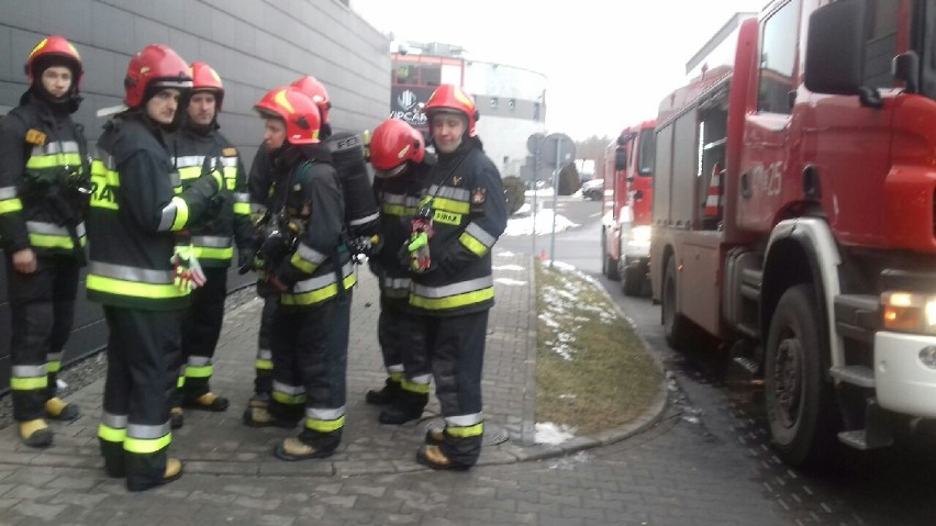 PILNE: Pożar samochodu na parkingu Galerii Jastrzębie. Ewakuowano 450 klientów