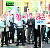 Opieszałość radnych rujnuje naszą firmę! Pikieta pracowników PKS-u przed ostrowskim Ratuszem