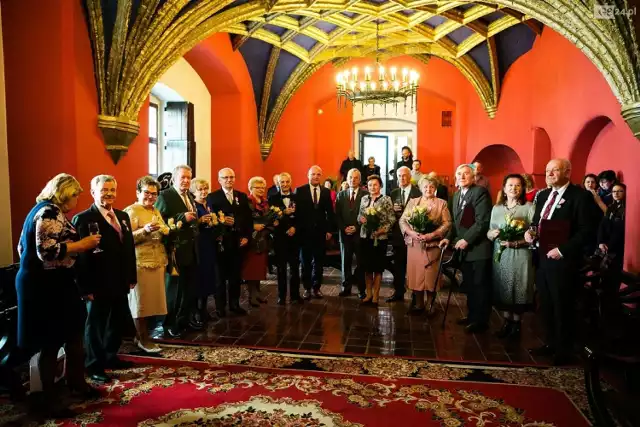 Prezydent Piotr Krzystek wręczył siedmiu parom medale za ponad pięćdziesięcioletni staż małżeński. 

Uroczystość odbyła się w sali ślubów Urzędu Stanu Cywilnego na szczecińskim zamku