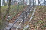 Niebezpieczne zejście w Sztumie: Naprawa schodów nie w tym roku