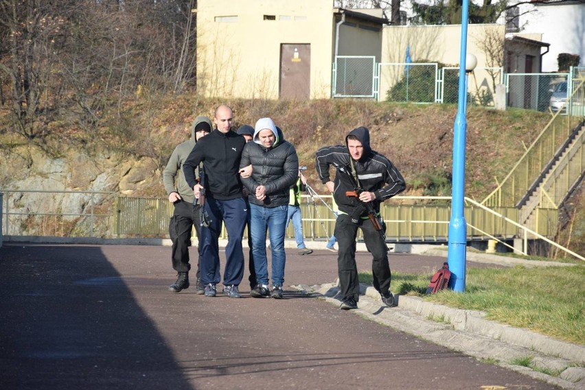 Uciekli z aresztu, chcieli wysadzić zaporę w Dobromierzu (ZDJĘCIA)