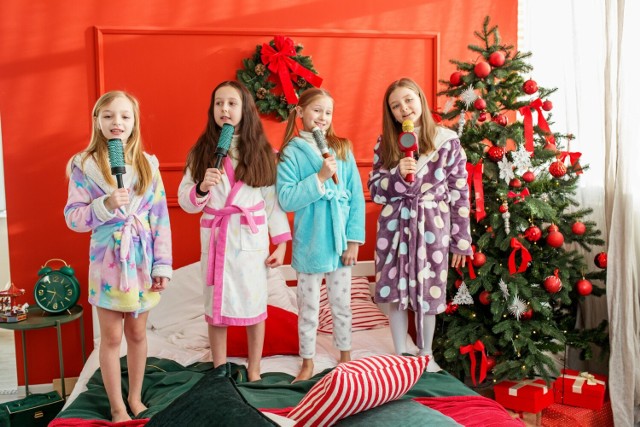 Wigilię i Boże Narodzenie można spędzić jeszcze milej, a to za sprawą rodzinnych zabaw. Zobacz 8 pomysłów.