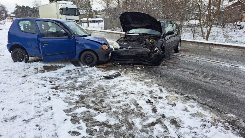 Dwa wypadki i trzy kolizje. Fatalny dzień na drogach powiatu łaskiego po załamaniu pogody. ZDJĘCIA
