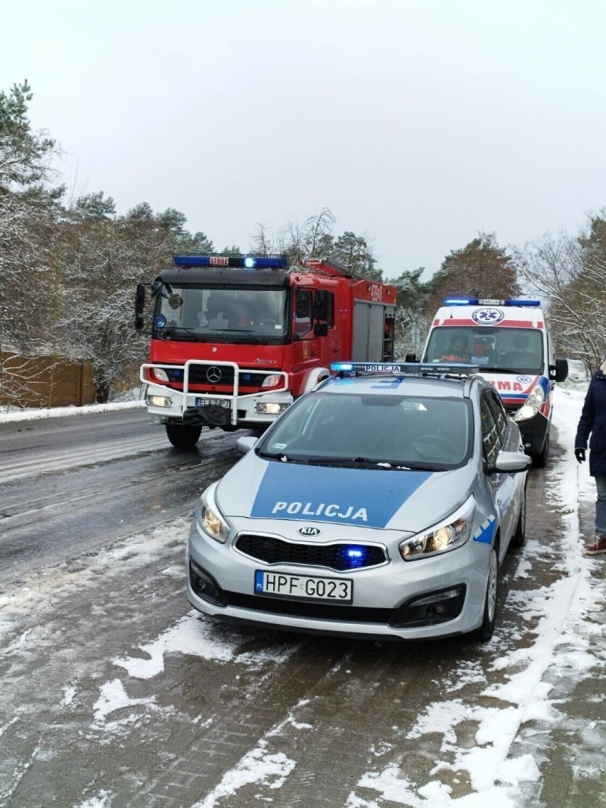 Dwa wypadki i trzy kolizje. Fatalny dzień na drogach powiatu łaskiego po załamaniu pogody. ZDJĘCIA
