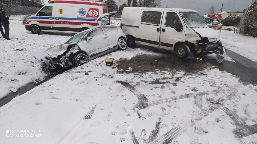 Dwa wypadki i trzy kolizje. Fatalny dzień na drogach powiatu łaskiego po załamaniu pogody. ZDJĘCIA