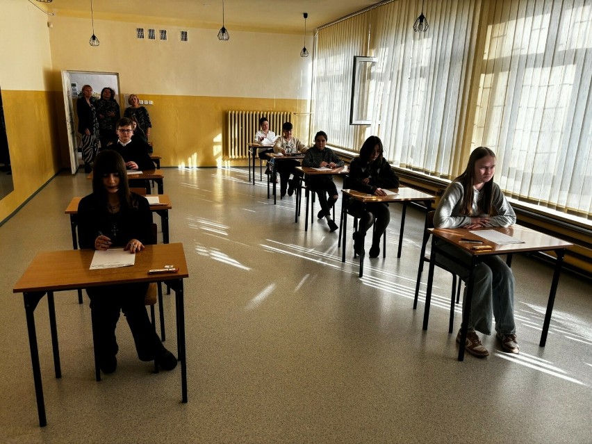 Uczniowie w Radomiu zmagali się z zasadami pisowni na Międzyszkolnym Konkursie Ortograficznym