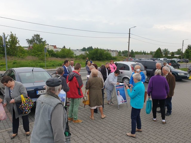 Część z ponad miliona podpisów poparcia dla Rafała Trzaskowskiego, dzięki którym może kandydować na urząd prezydenta, zbierał dla niego w Wąbrzeźnie poseł Tomasz Szymański. W ciągu 2 godzin w naszym mieście zebrano ponad 400 podpisów, a w całej Polsce zebrano ich znacznie więcej niż było potrzebnych, bo - przypomnijmy - wystarczyło 100 tys., aby Rafał Trzaskowski mógł startować w wyborach. Posłowi Tomaszowi Szymańskiemu podczas zbierania podpisów towarzyszył burmistrz Wąbrzeźna Tomasz Zygnarowski.