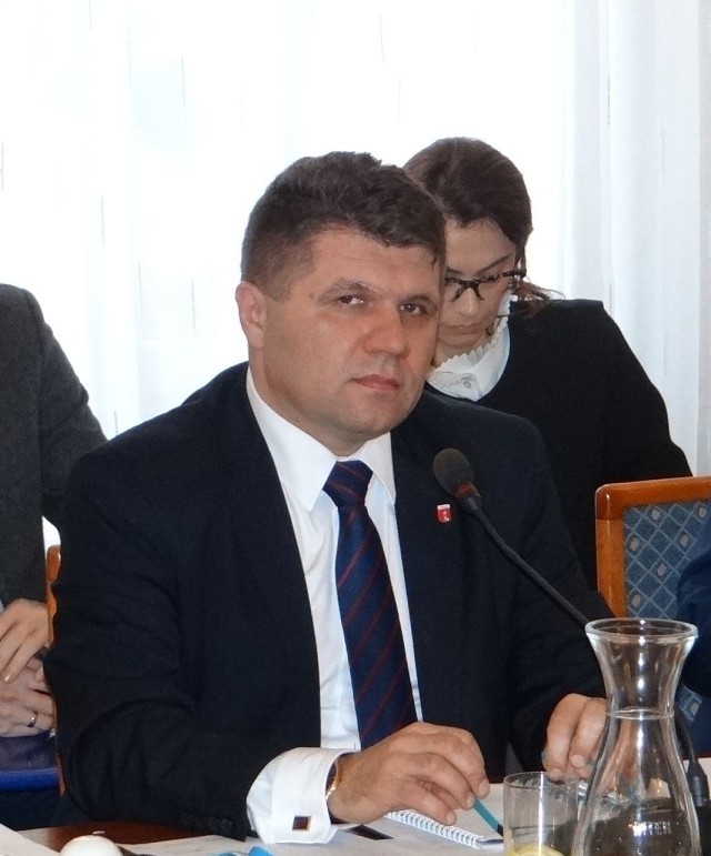 Burmistrz Paweł Okrasa w kwestii przywrócenia wynagrodzeń do poprzedniego poziomu wypowiada się dwuznacznie