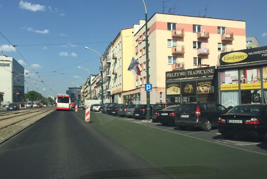 Ulica 3 Maja Sosnowiec. Jest zielony asfalt i flagi Zagłębia Dąbrowskiego