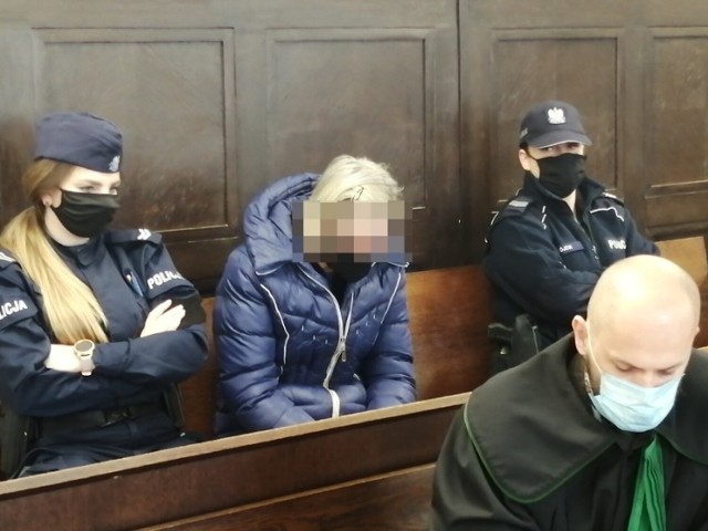 Nadzwyczajne złagodzenie kary sprawiło, że 64-letnia Marianna G. spod Skierniewic, której  groziło dożywocie za zabójstwo małżonka, została skazana jedynie na trzy lata więzienia. A to dlatego, że sąd uwzględnił, iż przez wiele lat jej mąż Tadeusz G. znęcał się nad skazaną. Wyrok w tej sprawie, który nie jest jeszcze prawomocny, zapadł w środę 1 czerwca w Sądzie Okręgowym w Łodzi. 

DALEJ>>>
