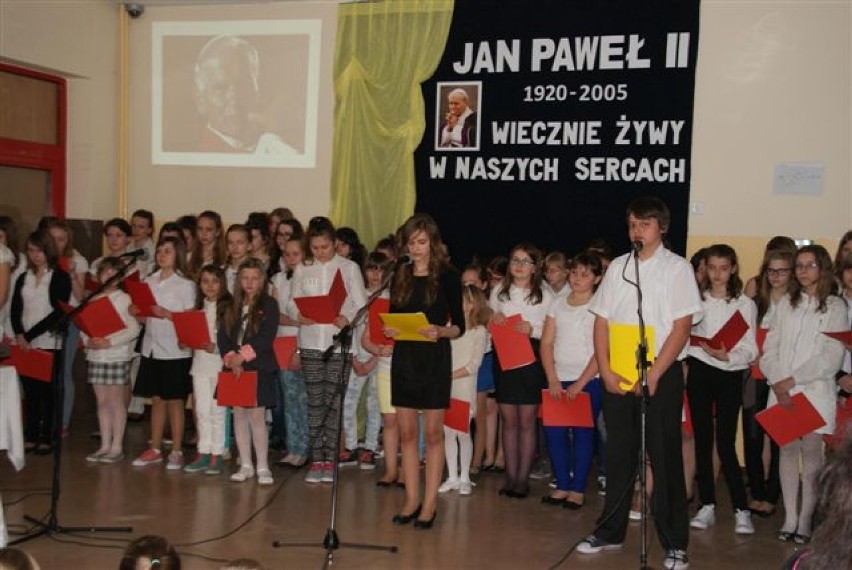 W Zespole Szkół w Widawie odbył się uroczysty apel ku czci...