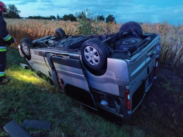 W środowy poranek w powiecie bydgoskim doszło do niebezpiecznego wypadku. Samochód marki renault dachował i wpadł do rowu. Kierowca został zabrany do szpitala. 

FLESZ - wypadki drogowe
