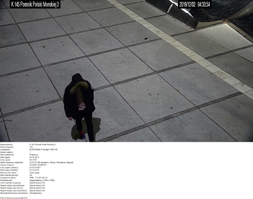 Strażnik miejski zauważył na ekranie monitoringu, że mężczyźnie wypadł telefon komórkowy. Mundurowi zareagowali błyskawicznie ZDJĘCIA