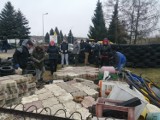 Akcja dla psiaków z Przytuliska na Wiśniowej w Sandomierzu. Budowali  wybieg i plac zabaw [ZDJĘCIA]