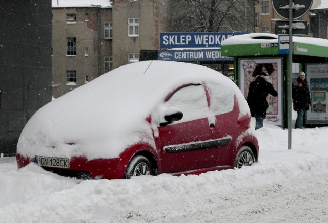 Odśnież auto! Zanim wyjedziesz, koniecznie odśnież samochód. Przede wszystkim dlatego, żeby dobrze widzieć. Musisz też pamiętać o dachu. Bo w czasie jazdy może on spaść na przednią szybę auta jadącego za Tobą. I o wypadek nie trudno! Dlatego szczotka powinna być podstawowym wyposażeniem auta każdej zimy. 
PS. Warto też pamiętać, że za jazdę nieodśnieżonym samochodem można dostać mandat. W wysokości 500 zł!