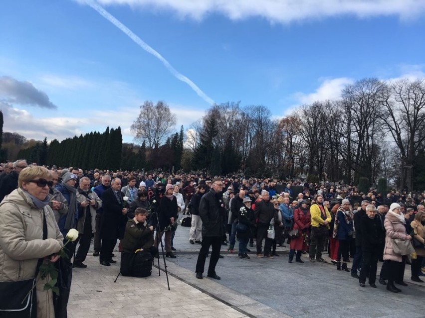 Tłumy na pogrzebie Piotra Szczęsnego, który podpalił się pod...