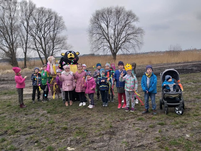 Pożegnanie zimy w Łeknie. Dzieci zrobiły piękną marzannę, którą na rękach dzielnie niósł Tymek i kolorowe gaiki. 