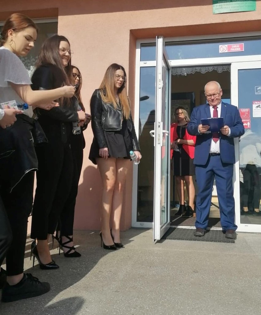 Matura 2022. W Zespole Szkół Ponadgimnazjalnych w Poddębicach zdaje ponad 60 uczniów ZDJĘCIA