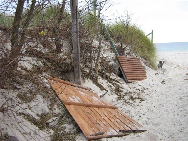 Hel. Wandale zniszczyli instalacje przy wejściu na plażę