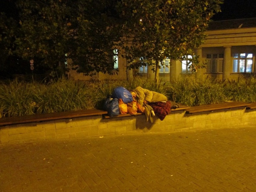 Poznaniacy organizują pomoc dla bezdomnej kobiety z Dworca...