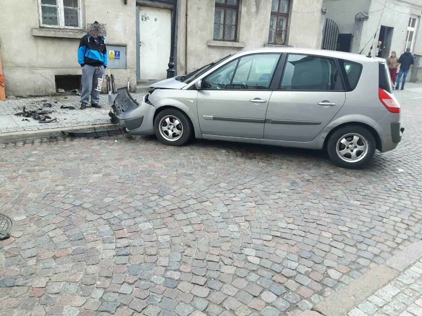 Wypadek na skrzyżowaniu Łęgska - Towarowa we Włocławku. Zderzenie renaulta z volkswagenem [zdjęcia]