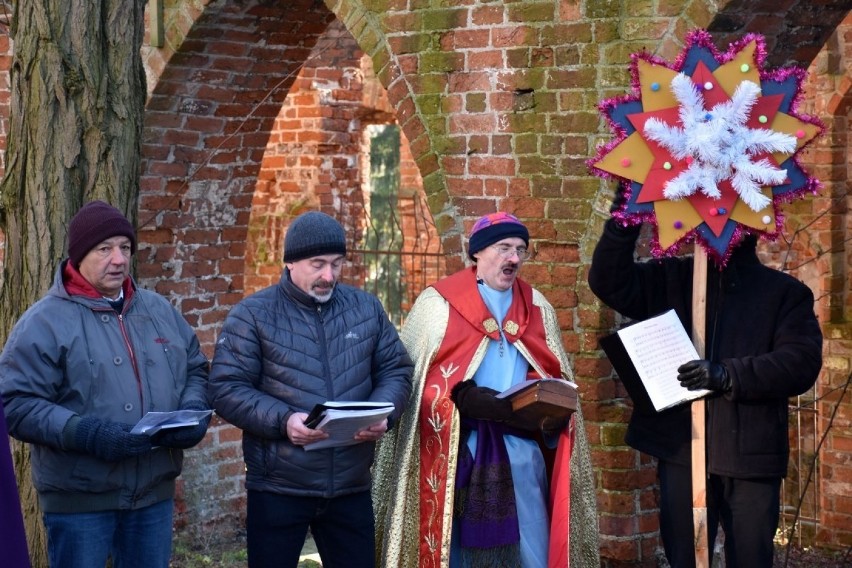 Pokłon trzech mędrców w ruinach klasztoru augustianów 