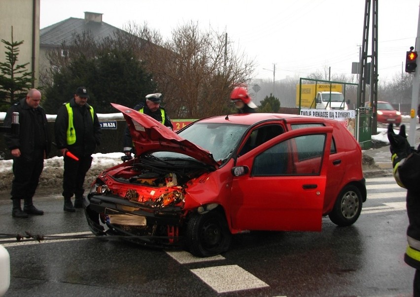 Wypadek w Ciągowicach: Fiat punto zderzył się z ciężarówką. Dwie osoby są ranne