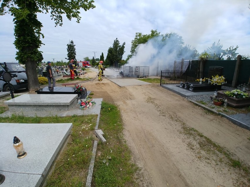 KROTOSZYN: Strażacy na cmentarzu gasili pożar kontenera na tworzywa sztuczne [ZDJĘCIA + FILM]