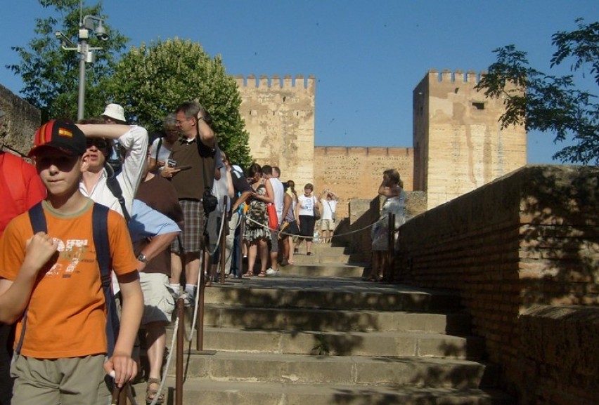 Alhambra przyciąga tłumy turystów z całego świata. Urzekają...
