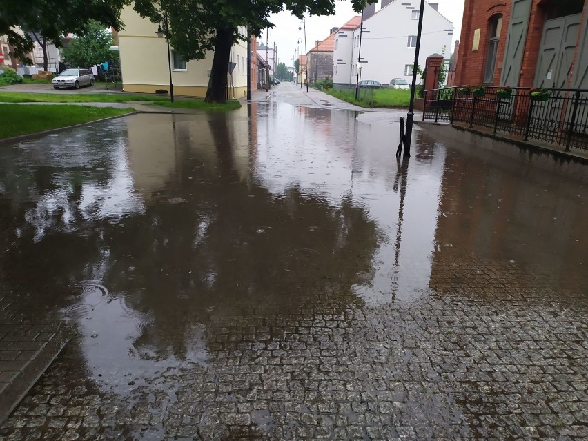 Nowy Dwór Gdański zalany. Strażacy walczą z małą powodzią.