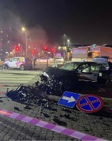 Kraków. Koszmarny wypadek dwóch samochodów w Nowej Hucie. Zderzyły się czołowo na skrzyżowaniu na Kocmyrzowskiej