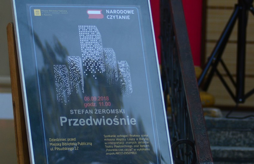 Narodowe Czytanie 2018 w Radomiu. „Przedwiośnie" Stefana Żeromskiego czytano na dziedzińcu Miejskiej Biblioteki Publicznej