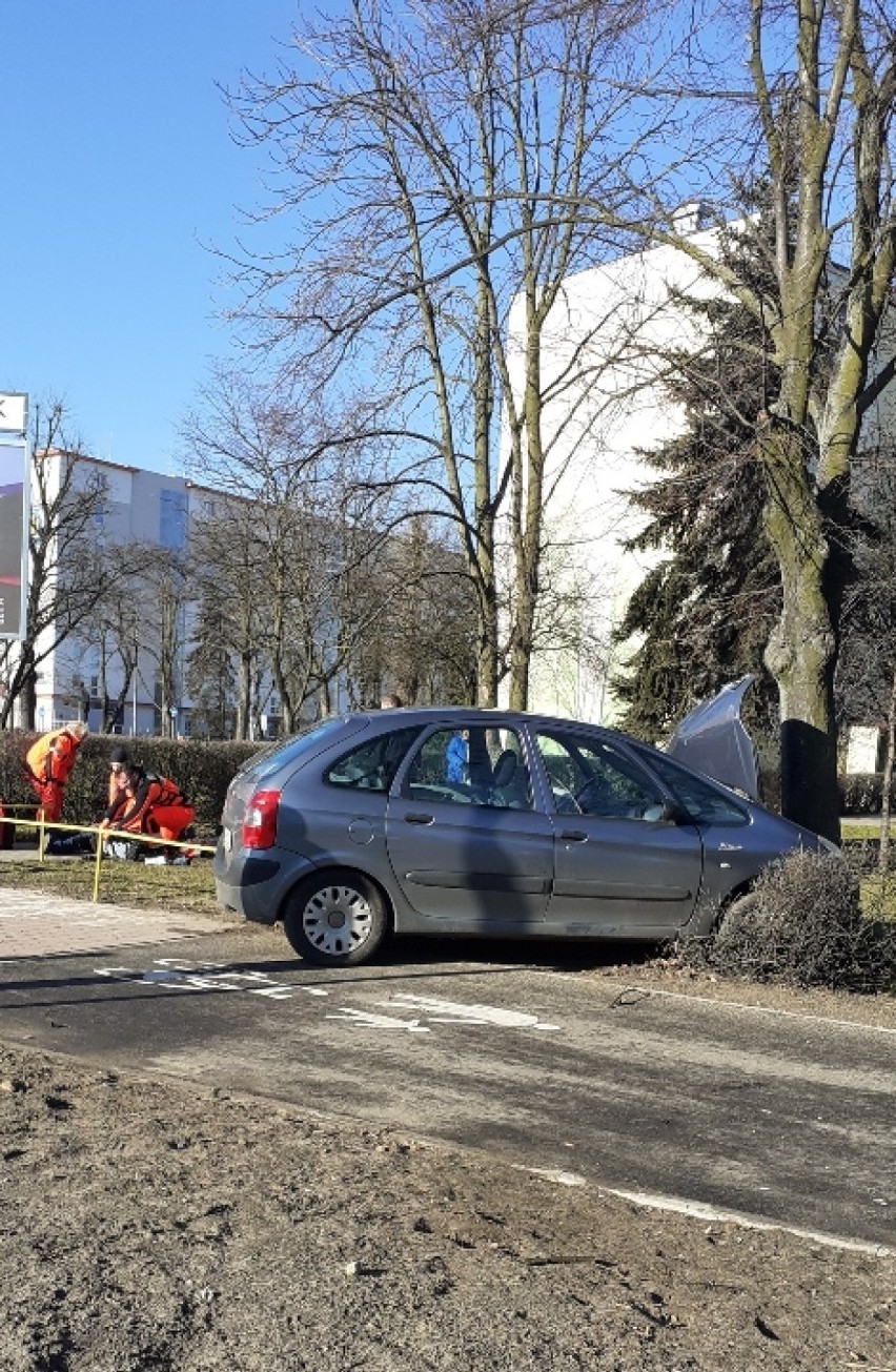 63-letni kierowca zasłabł i uderzył w drzewo w pobliżu ronda Westerplatte