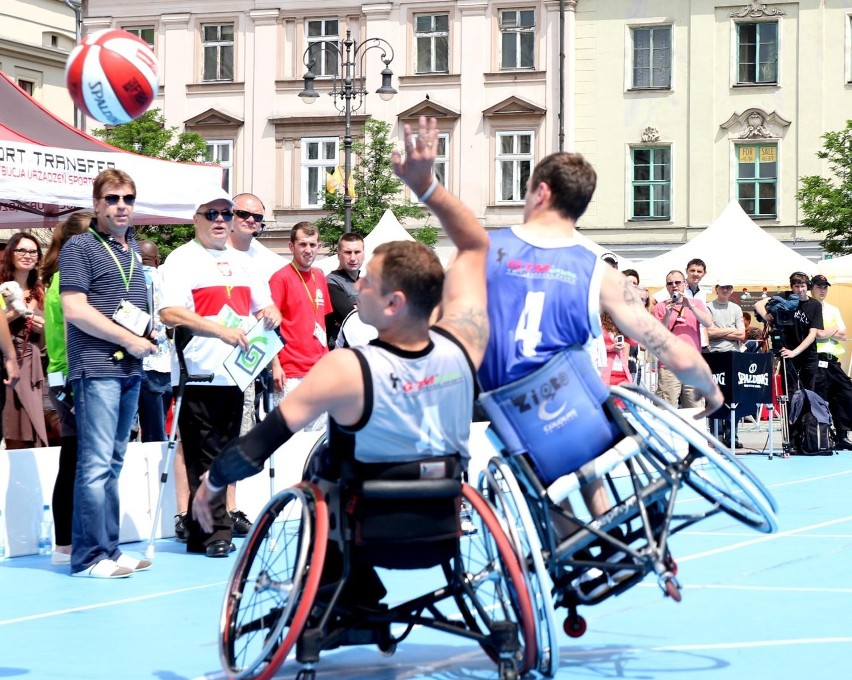 Kraków: Wach, Saleta i Zamachowski zagrali z niepełnosprawnymi mistrzami sportu [ZDJĘCIA]