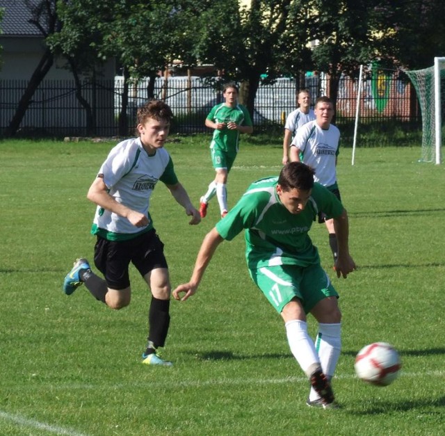 Arkadiusz Żurawik (przy piłce) zdobył bramkę w poprzednich derbach powiatu oświęcimskiego przeciwko Górnikowi Brzeszcze (3:2), a teraz zdobył dwie w Oświęcimiu przeciwko Unii.