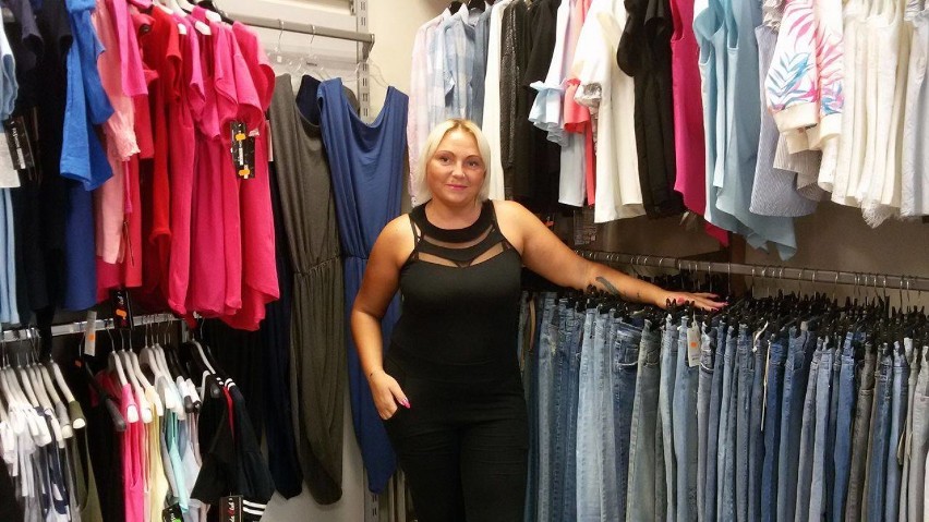 Izabela Kaleniczenko pracuje w sklepie Redial Fashion przy...