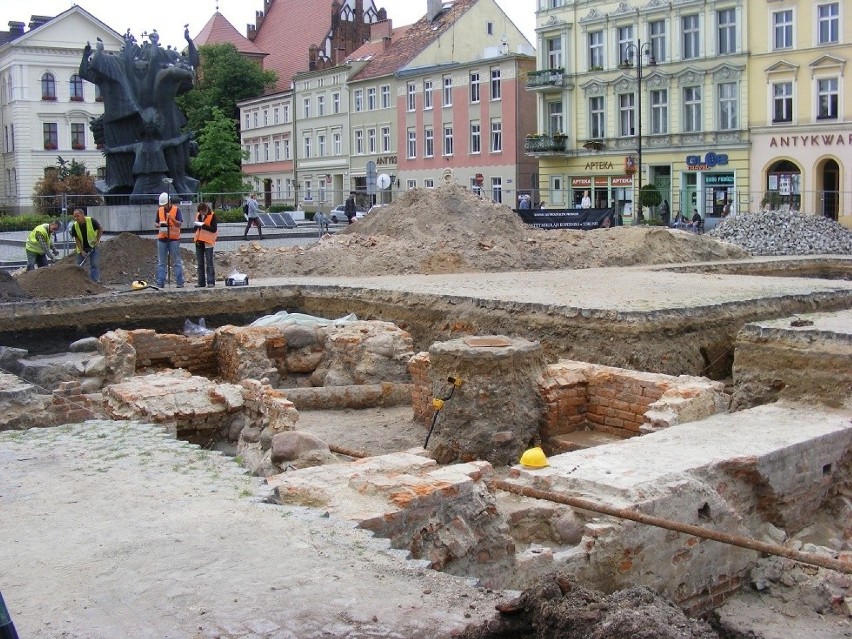 Fundamenty ratusza na środku Starego Rynku.