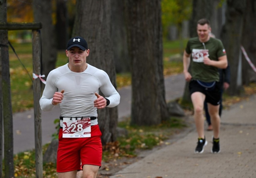 Bieg Niepodległej w Sopocie 2022. Alejkami Parku Północnego biegli w dwóch grupach: białej i czerwonej ZDJĘCIA 