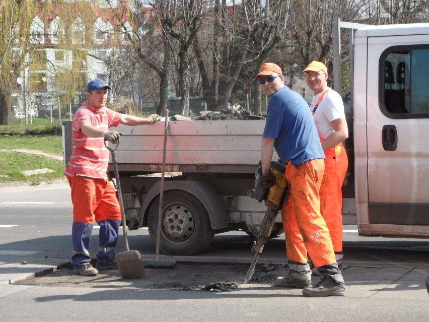 Dziury żory: Trwa wielkie łatanie dziur w Żorach. FOTO