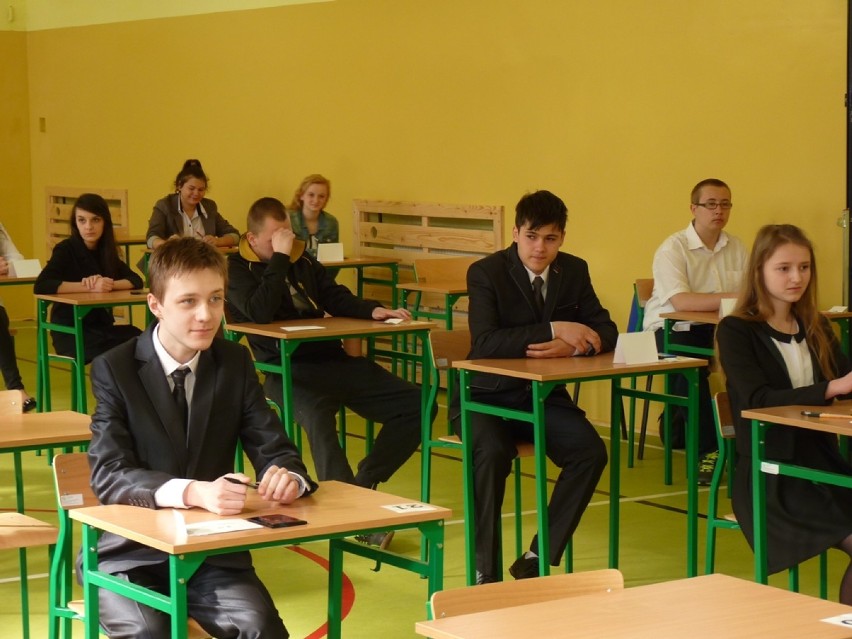 Egzamin gimnazjalny 2015 w Radomsku. Uczniowie ZSG 2 tuż...