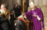 Środa Popielcowa 2021. W radomskiej katedrze odbyła się msza święta z udziałem biskupa Solarczyka