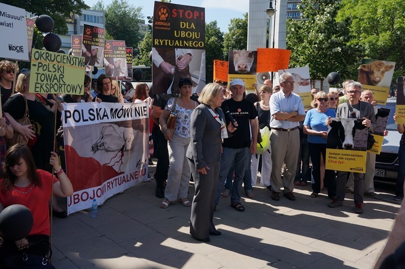 Sieradzanie też protestują przeciwko ubojowi rytualnemu. Demonstrują przed Sejmem