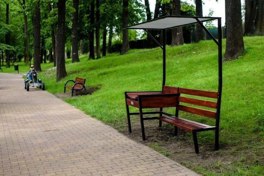 Ławeczki z przewijakami stanęły w parkach w Zawierciu.