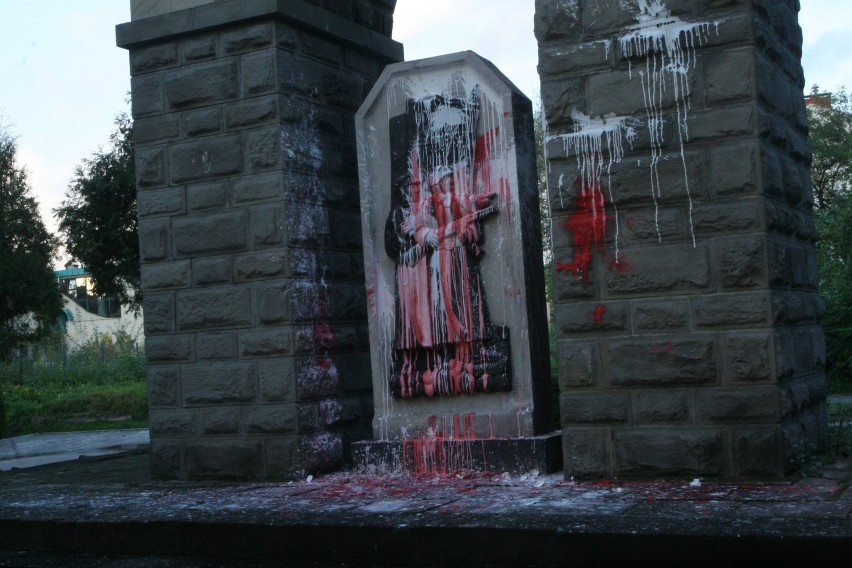 Pomnik Czerwonoarmistów w Nowym Sączu obrzucony pojemnikami z farbą [ZDJĘCIA]