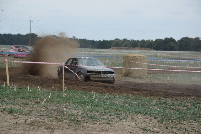 W sobotę odbyły się wyścigi "Wrak Race Racot"