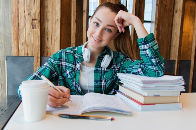 Rok akademicki 2019/2020. Kolokwia, egzaminy i sesja znów będą spędzać sen z powiek niejednemu studentowi. Podpowiadamy, jak zagospodarować czas i efektywnie zrelaksować się pomiędzy zajęciami. Sprawdź w galerii zdjęć.