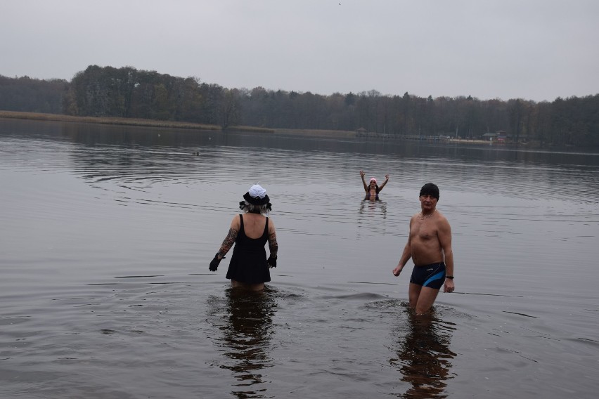 Tak się hartują morsy ze Szczecinka. Kąpiel w zimnym Trzesiecku [zdjęcia]