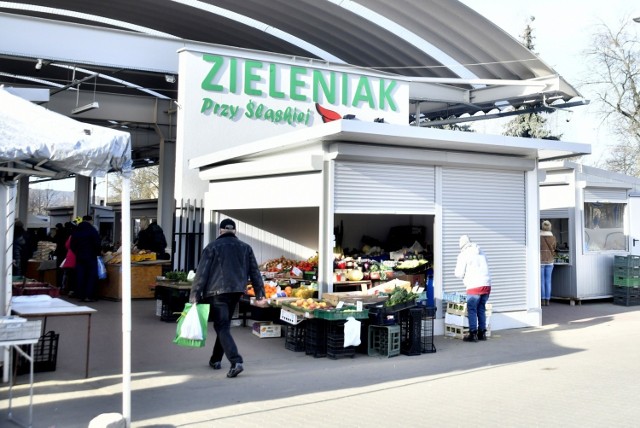 Na targowisko Przy Śląskiej  w Radomiu w sobotę 12 marca przyszło wielu klientów. Dużym zainteresowaniem jak zwykle owoce i warzywa. Na targu pojawiły się już młode ziemniaki, a nawet polskie ogórki. Nadal bardzo tanie są jabłka - większość odmian po 2,5 złotego. W stałej cenie utrzymuje się włoszczyzna i rzodkiewka. Zaobserwowaliśmy lekki wzrost cen ładnych pomidorów i papryki.