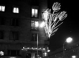 Warszawa nocą w blasku neonów