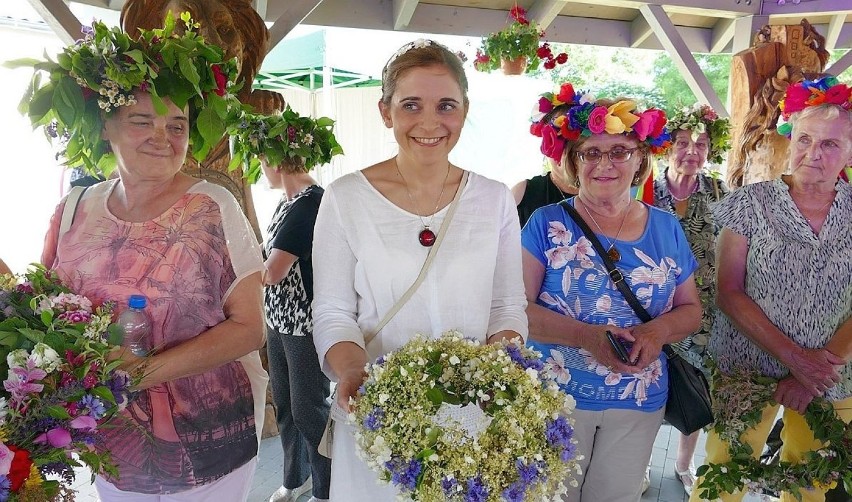 Wianki świętojańskie w gminie Inowrocław. Seniorzy spotkali się w Łojewie na powitaniu lata [zdjęcia]